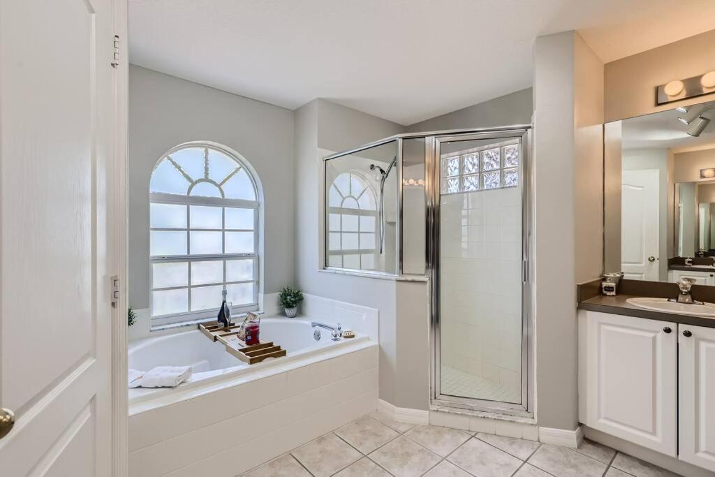 New Modern Relaxing 4 Bedroom Pool Near Disney's Parks Villa Davenport