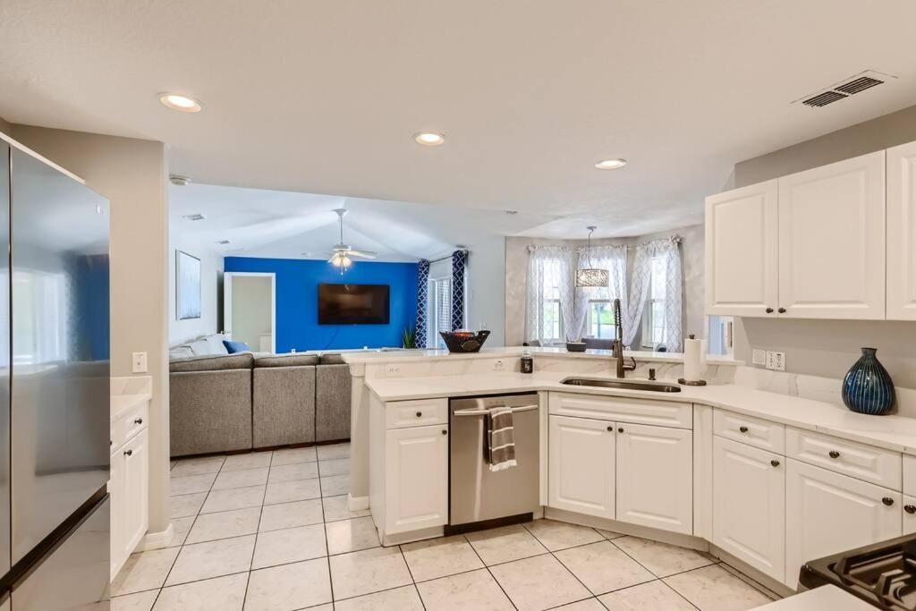 New Modern Relaxing 4 Bedroom Pool Near Disney's Parks Villa Davenport